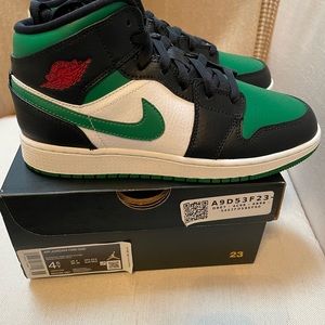 New in box Jordan 1 Mid